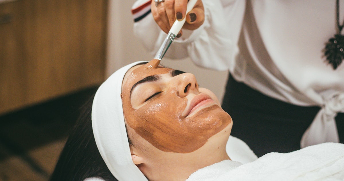 Soin du visage réalisé en institut, ambiance douce et lumineuse